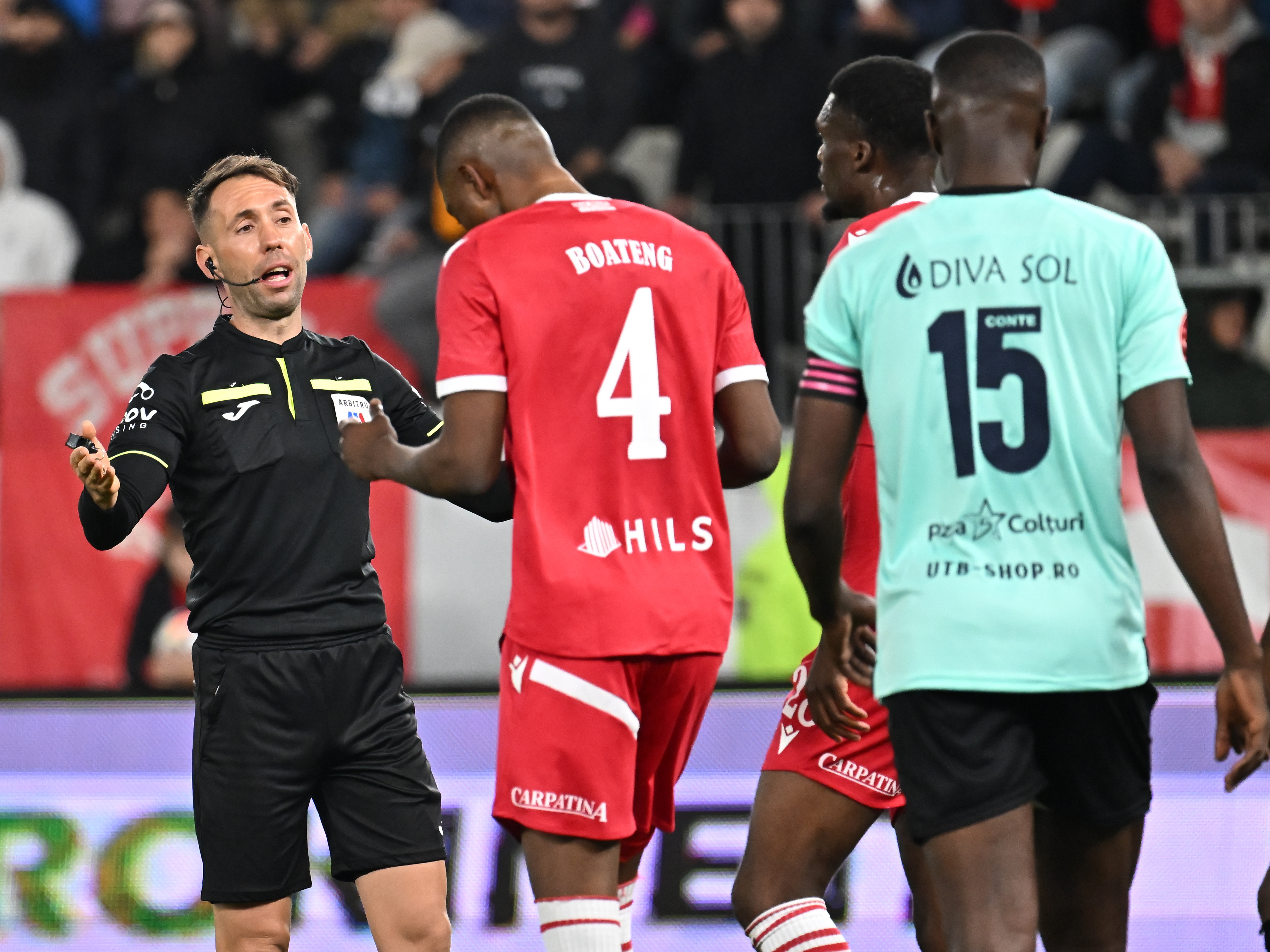 Confuzie totală la Dinamo &amp;ndash; UTA Arad! Cui i-a arătat, de fapt, Găman cartonașul galben?